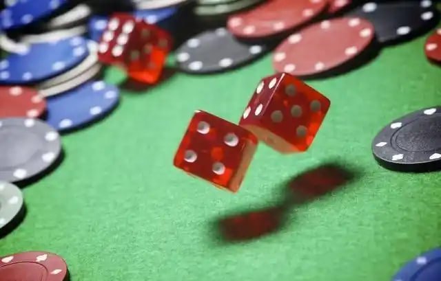 jker123 အွန်လိုင်း ကတ်ဂိမ်းများ Poker Teen Patti ကစားနေသောမြင်ကွင်း